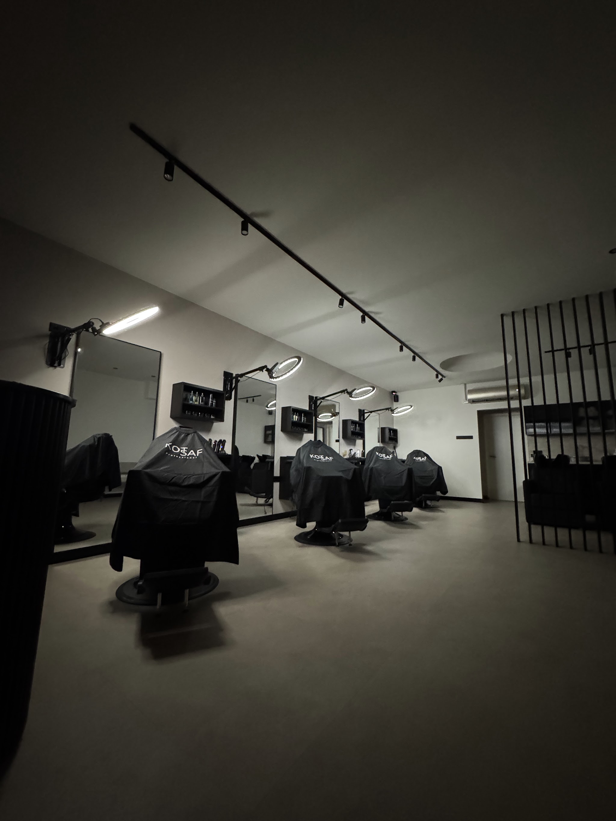 De barberstoelen met ringlampen in Ya'Coupe Barbershop aan de Hoogstraat in Swalmen