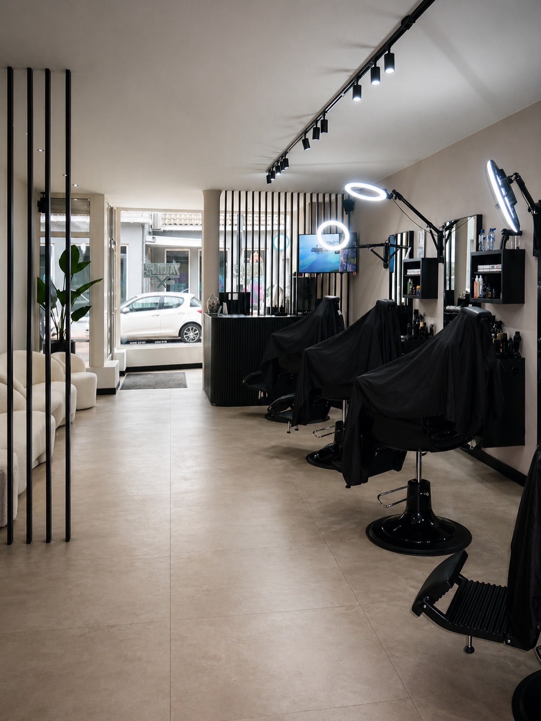 Lichte barbershop met zwarte stoelen, ringlampen en lamellen bij de ingang