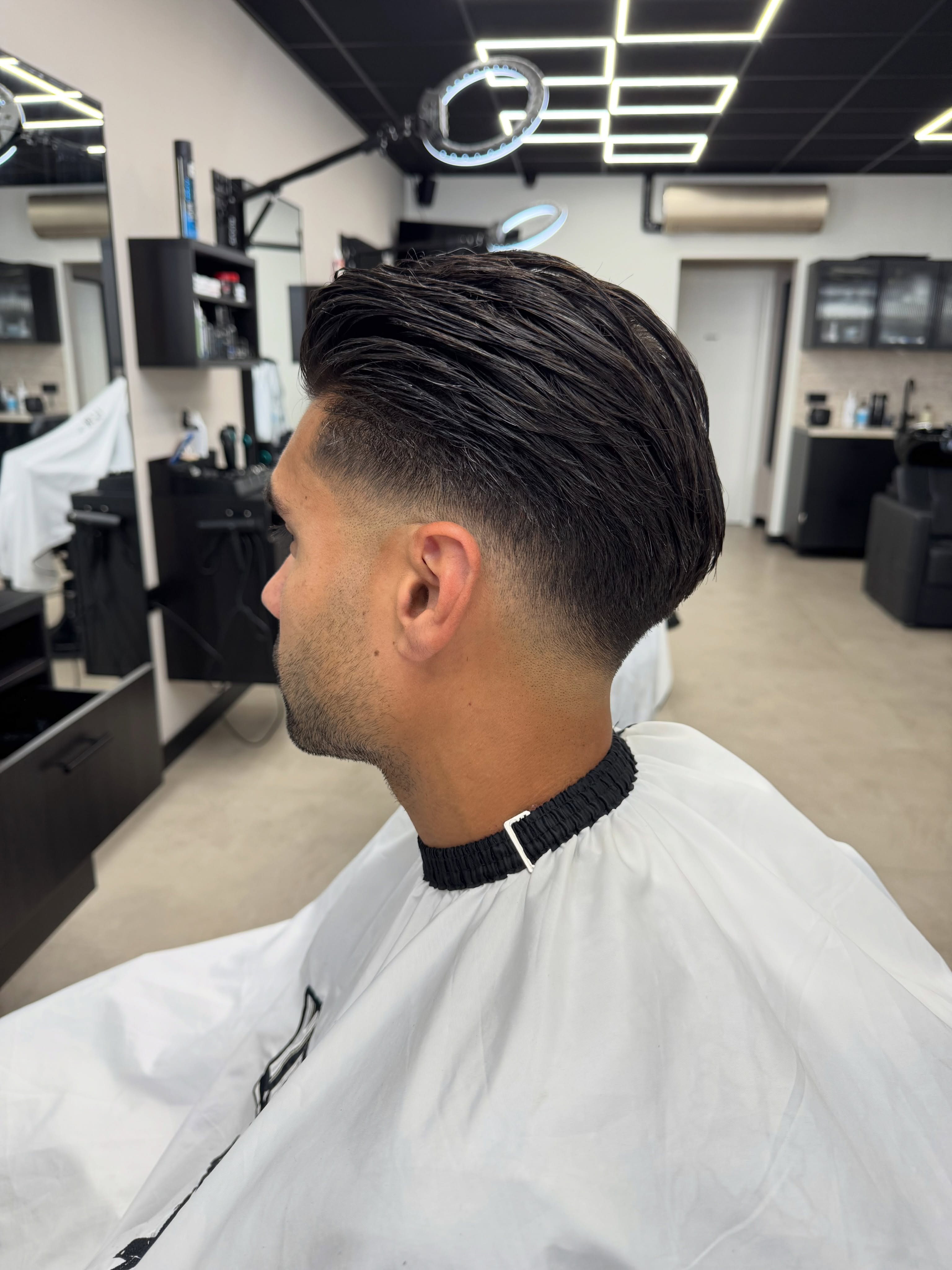 Lang haar strak naar achteren met een taper in de nek